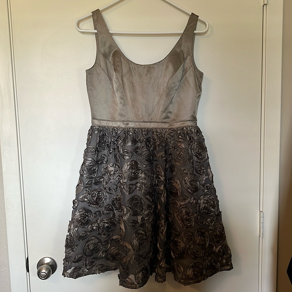 Adrianna Papell Green silk party dress sleeveless Rosettes. Silk Poly, underslip